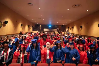 Qalinjabiyayaasha koofiyadaha casaanka iyo buluugga ah iyo gogosha ayaa buuxiya hoolka, iyagoo hagaajinaya tassels.