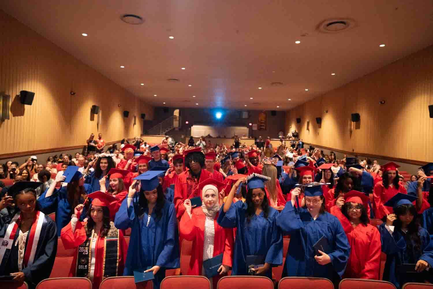 Qalinjabiyayaasha koofiyadaha casaanka iyo buluugga ah iyo gogosha ayaa buuxiya hoolka, iyagoo hagaajinaya tassels.