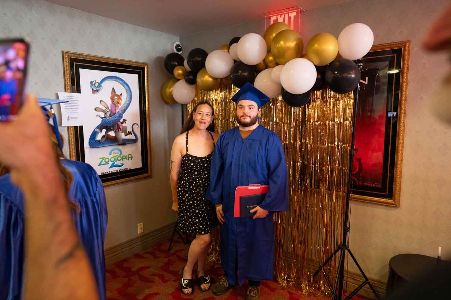 Qalin jabiyay oo xidhan koofiyad buluug ah iyo goon buluug ah ayaa la sawirtay naag ku labisan maro madow.