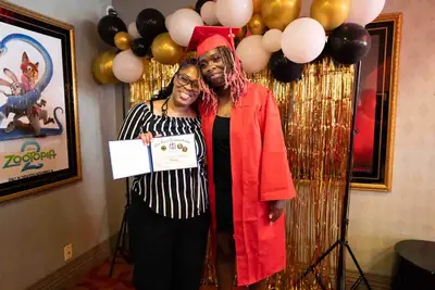 Qalin jabiyay koofiyad cas iyo goon cas ayaa la sawirtay naag shahaado sita.