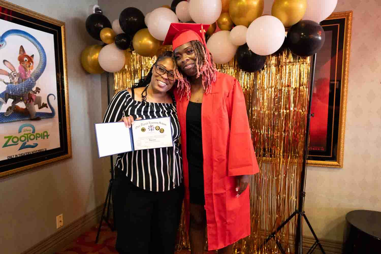 Qalin jabiyay koofiyad cas iyo goon cas ayaa la sawirtay naag shahaado sita.