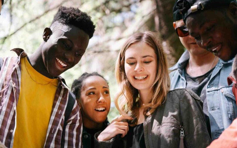 koox arday ah oo dhoola cadeynaya