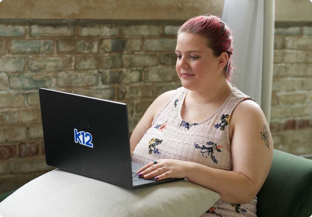 arday ka shaqaynaysa laptopkeeda 