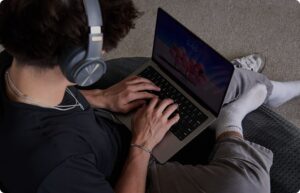 wiil wax ku qoraya laptop-ka