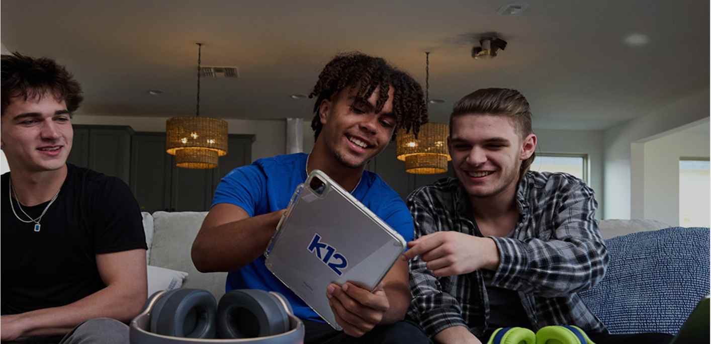 Ardayda isticmaalaya tablet-kooda